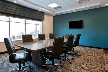 هتل Hampton Inn & Suites Ottawa West