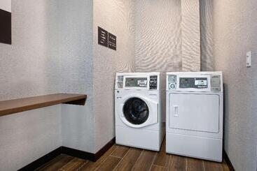 هتل Hampton Inn & Suites Ottawa West