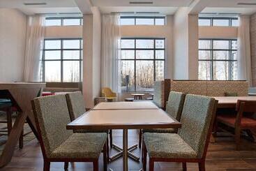 هتل Hampton Inn & Suites Ottawa West