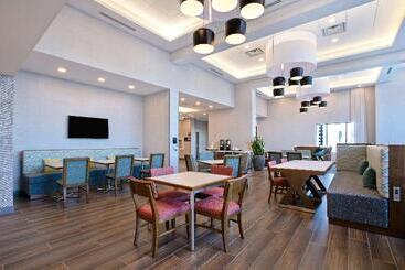 هتل Hampton Inn & Suites Ottawa West