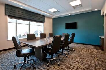هتل Hampton Inn & Suites Ottawa West