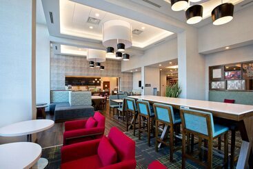 هتل Hampton Inn & Suites Ottawa West