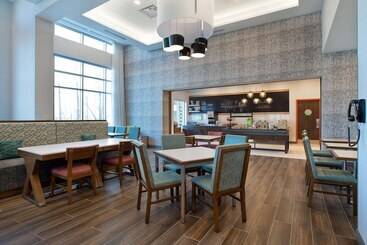 هتل Hampton Inn & Suites Ottawa West