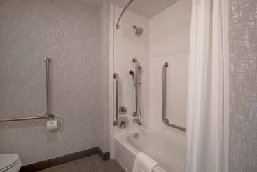 هتل Hampton Inn & Suites Ottawa West