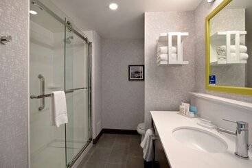 هتل Hampton Inn & Suites Ottawa West