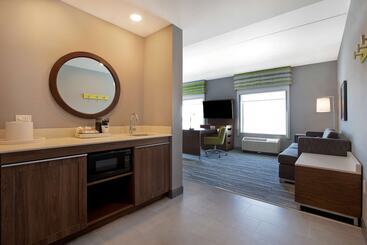 هتل Hampton Inn & Suites Ottawa West