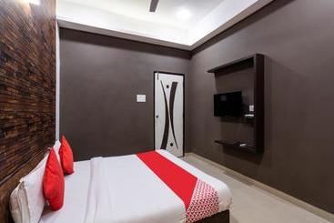 Hotel Oyo 62615  White House