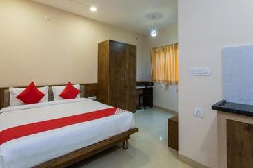 Hotel Oyo 62615  White House