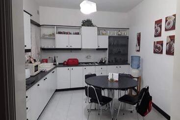پانسیون Room In Apartment   Very Bright Well Kept Apartment