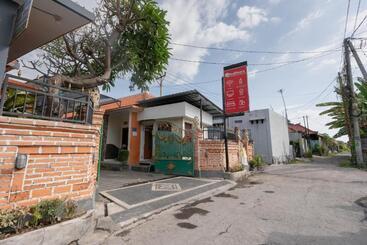هتل Reddoorz Near Buleleng Harbour 2