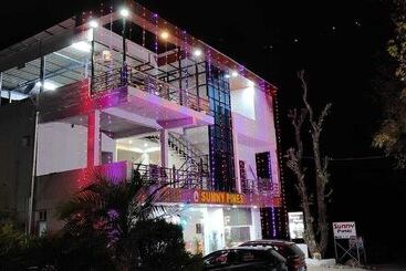 هتل Sunny Pines Resort