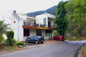 هتل Sunny Pines Resort