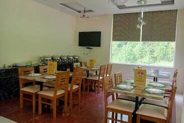 هتل Sunny Pines Resort