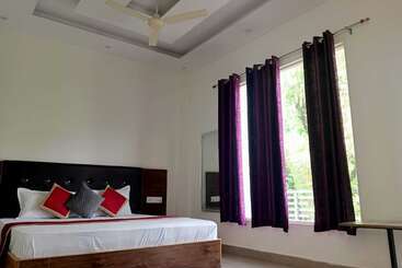 هتل Sunny Pines Resort