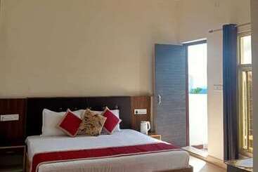 هتل Sunny Pines Resort