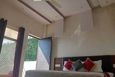 هتل Sunny Pines Resort