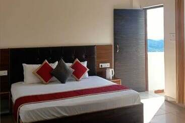 هتل Sunny Pines Resort