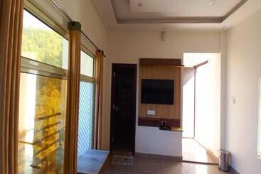 هتل Sunny Pines Resort