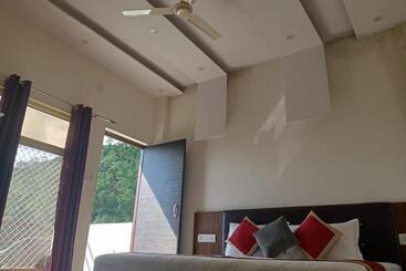 هتل Sunny Pines Resort