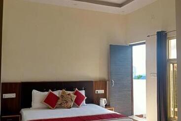 هتل Sunny Pines Resort