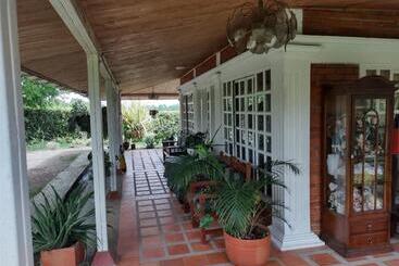 هتل Villa Monica