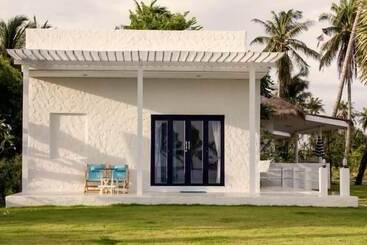 هتل Laemsing Whitehouse Resort