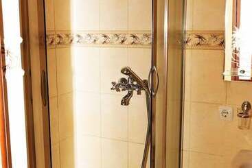 تختخواب و صبحانه Agros