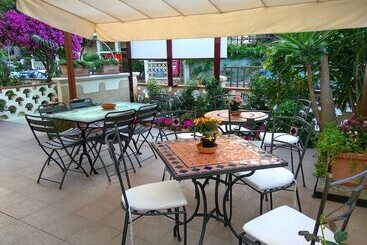 تختخواب و صبحانه Le Camelie