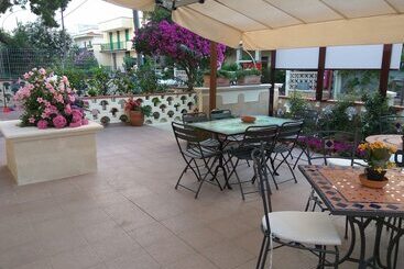 تختخواب و صبحانه Le Camelie