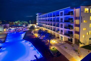 هتل Grandblue Resort