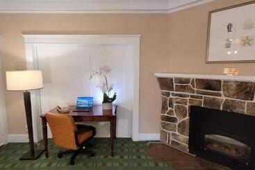 هتل Butterfly Grove Inn