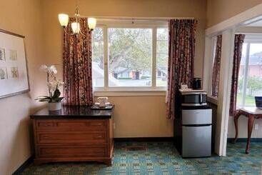 هتل Butterfly Grove Inn
