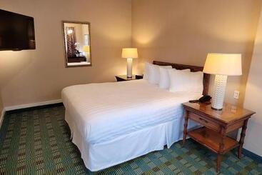 هتل Butterfly Grove Inn