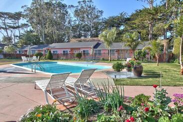 هتل Butterfly Grove Inn