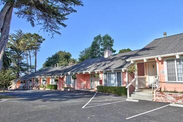 هتل Butterfly Grove Inn