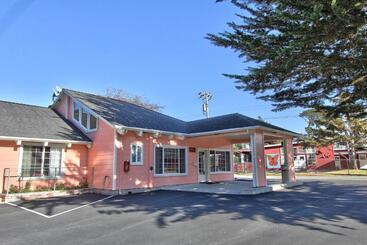 هتل Butterfly Grove Inn
