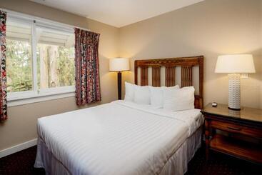 هتل Butterfly Grove Inn