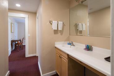 هتل Butterfly Grove Inn