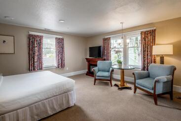 هتل Butterfly Grove Inn