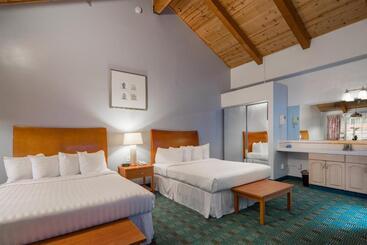 هتل Butterfly Grove Inn