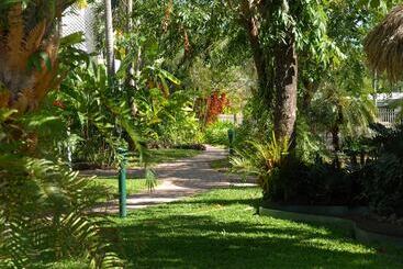 هتل Cairns Beach Resort