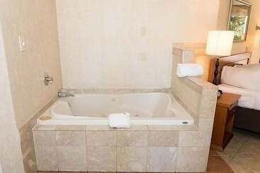 هتل Cedar Park Inn