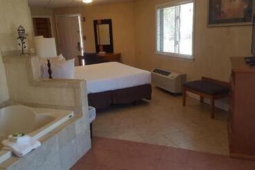 هتل Cedar Park Inn
