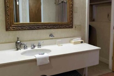 هتل Cedar Park Inn