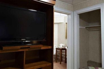 هتل Cedar Park Inn