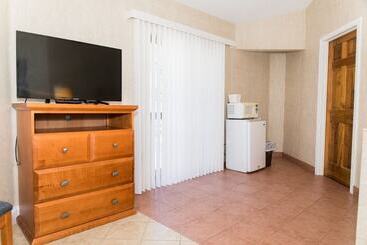 هتل Cedar Park Inn