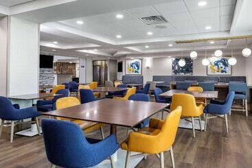 هتل Comfort Inn & Suites Grand Blanc Flint