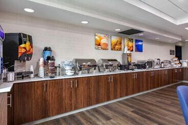 هتل Comfort Inn & Suites Grand Blanc Flint