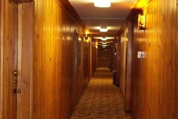 هتل Dude Rancher Lodge