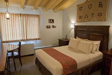هتل Dude Rancher Lodge